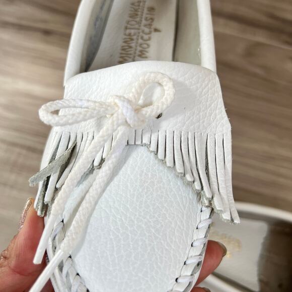 Minnetonka White Leather Women's Moccasin Size 5.5 - Picture 11 of 15